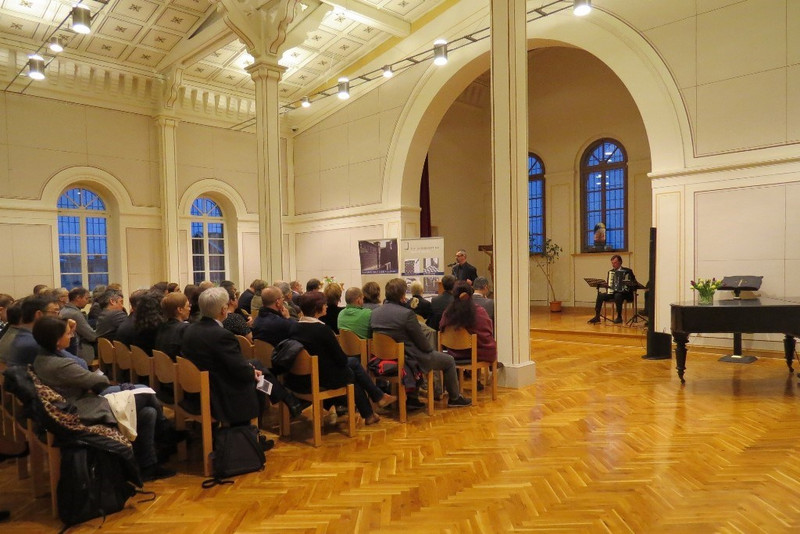 Das Foto links zeigt eine Gedenkveranstaltung in der Kirche der Justizvollzugsanstalt Halle. Gedenkstätte und JVA kooperieren bei der Aufarbeitung der Geschichte des „Roten Ochsen“ sehr intensiv.